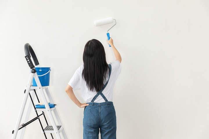 摄图网_501431175_banner_青年女性装修刷墙背影(非企业商用).jpg